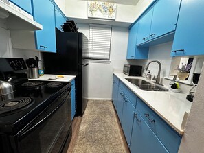 Fridge, oven, stovetop, coffee/tea maker