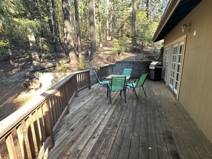 Outdoor dining - Summit Estate large home with a Cottage. (Mt. Shasta)