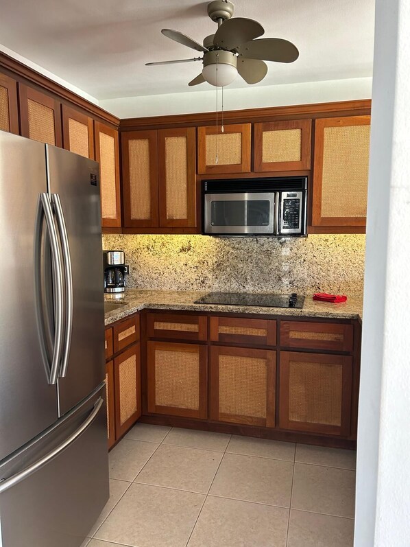 Kühlschrank, Mikrowelle, Ofen, Herdplatte