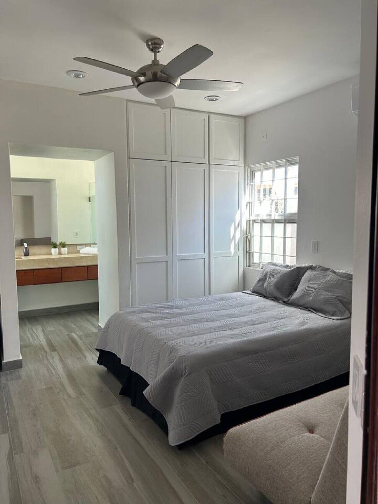 3 bedrooms, iron/ironing board, WiFi (free), bed sheets