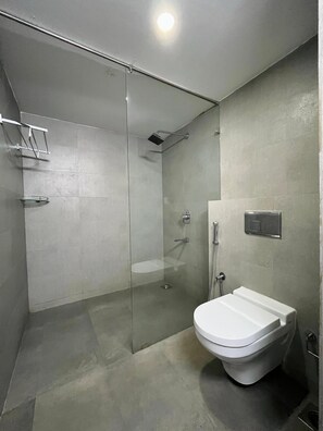 Premium Double or Twin Room | Bathroom | Shower, towels, soap, shampoo - HOTEL THE GOLDEN SANDS (Calangute)