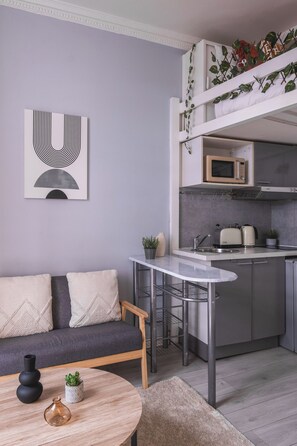 Basic Studio | Living area | 37-inch TV with cable channels, Netflix, streaming services