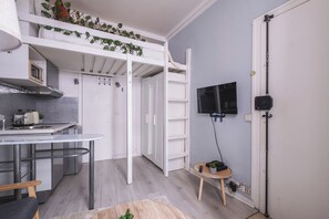 Studio Basic | Vardagsrum | 37-tums tv med kabelkanaler, Netflix och streamingtjÀnster