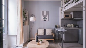 Basic Studio | Living area | 37-inch TV with cable channels, Netflix, streaming services - Charmant studio au cœur du 16 (Paris)