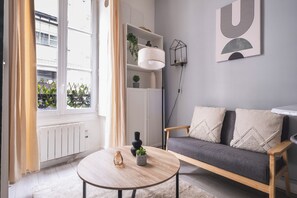 Monolocale Basic | Area soggiorno | TV 37 pollici con canali via cavo, Netflix, servizi in streaming