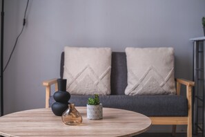 Basic Studio | Living area | 37-inch TV with cable channels, Netflix, streaming services - Charmant studio au cœur du 16 (Paris)