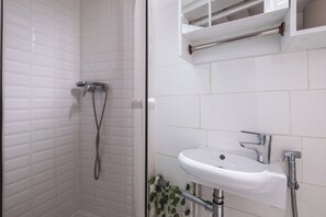 Basic Studio | Bathroom | Free toiletries, hair dryer, towels, soap