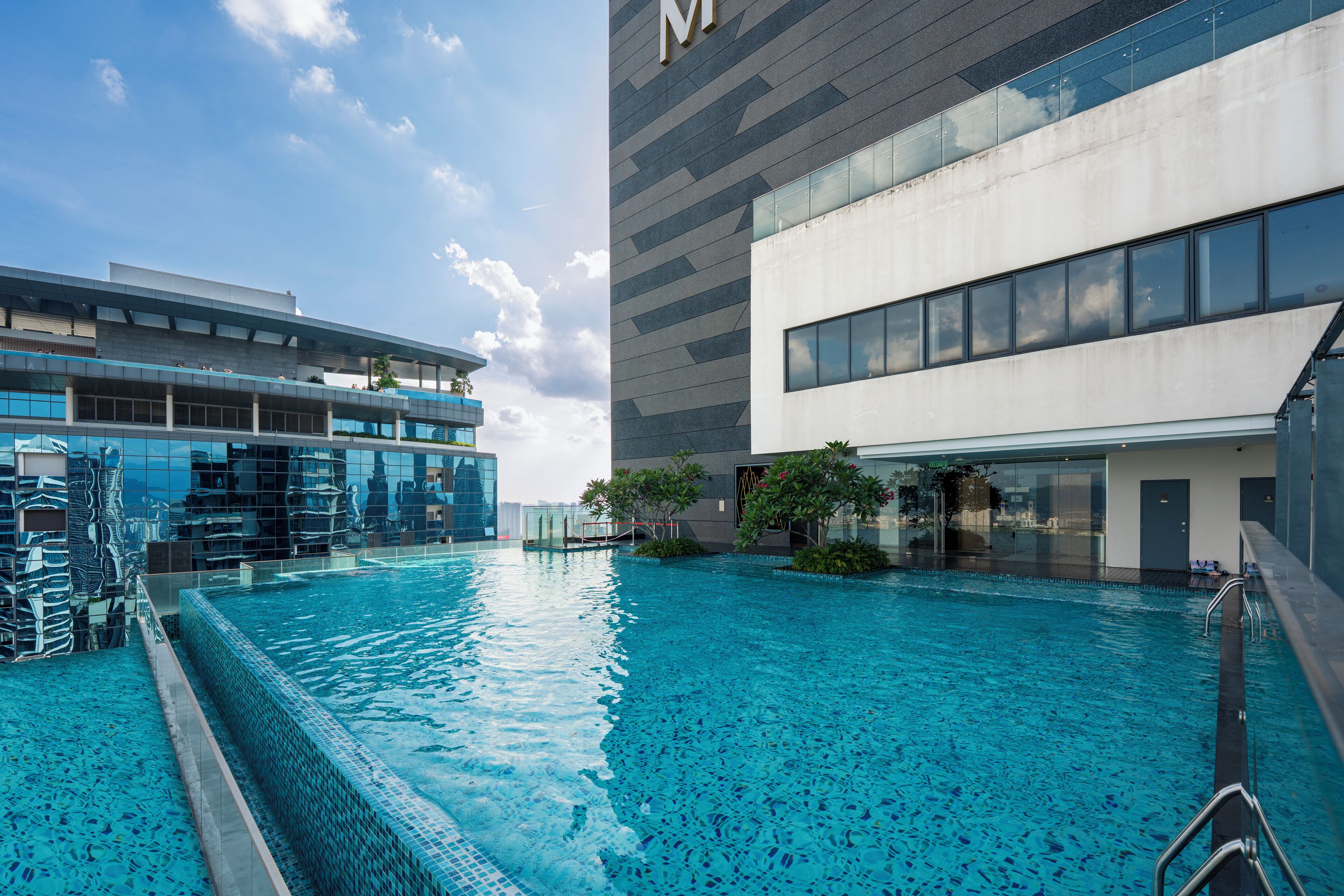 Ein modernes Hotel mit Schwimmbad, großen Fenstern und zeitgemäßem Design.