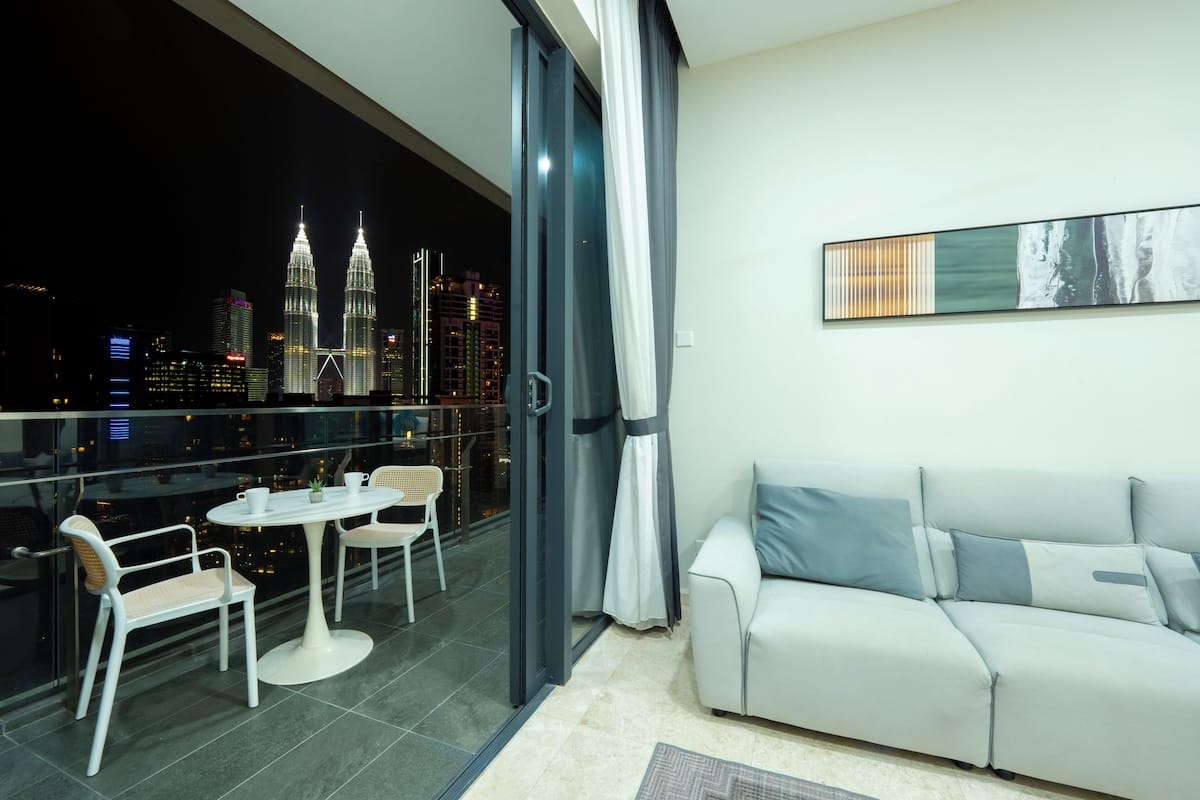 Luxury one bedroom apartment (Petronas Twin Towers View) | Balcon