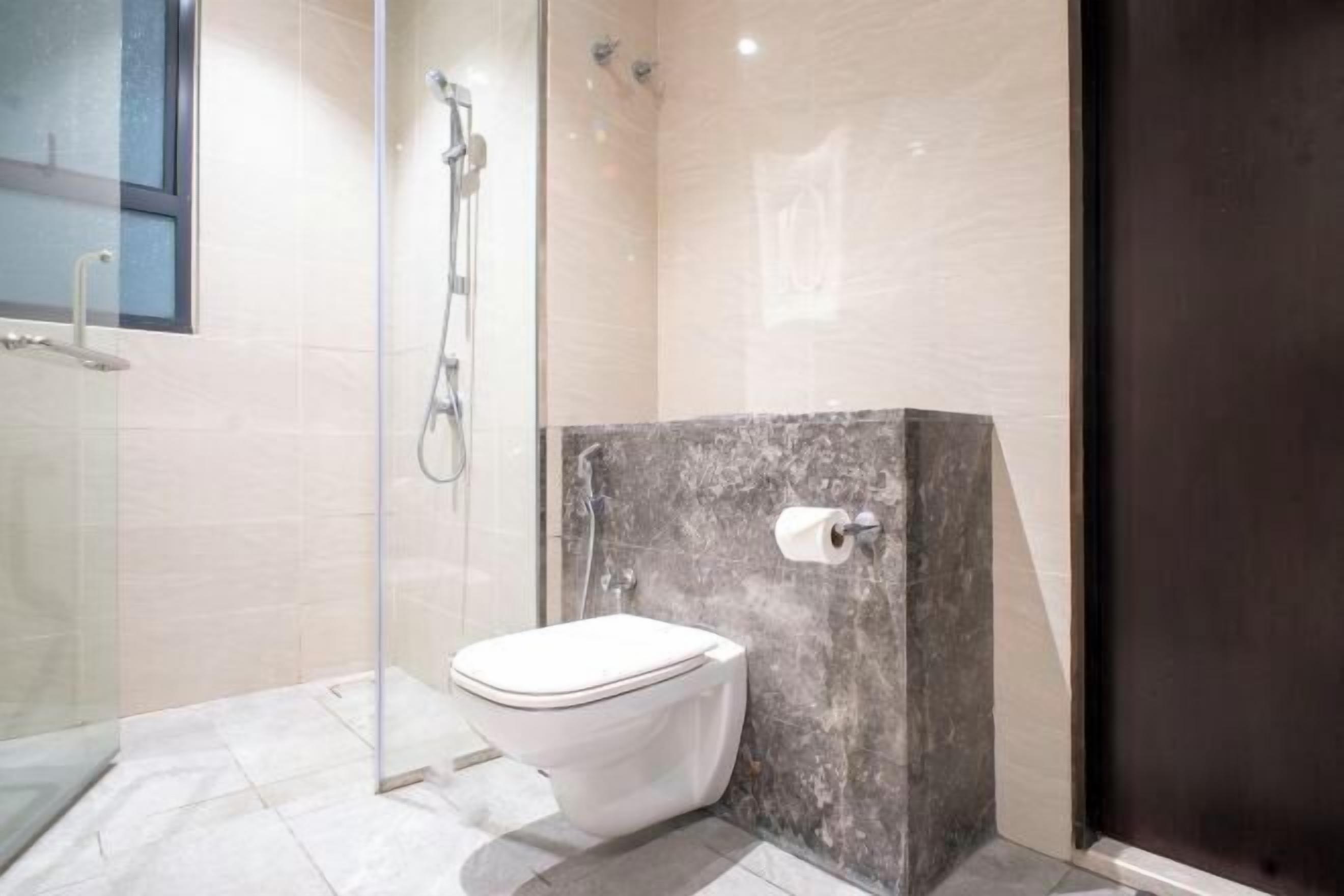 Badkamer | Een douche, een regendouche, designer toiletartikelen, een haardroger