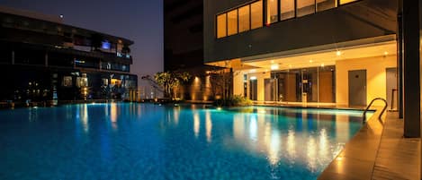 Una piscina al aire libre