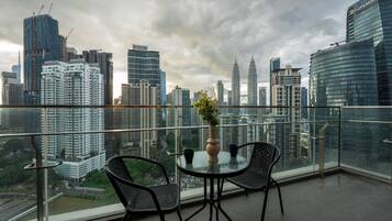 Family two bedroom apartment ( Petronas Twin Towers View) | Balkon