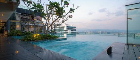 Seasonal outdoor pool, open 7:00 AM to 10:00 PM, pool loungers