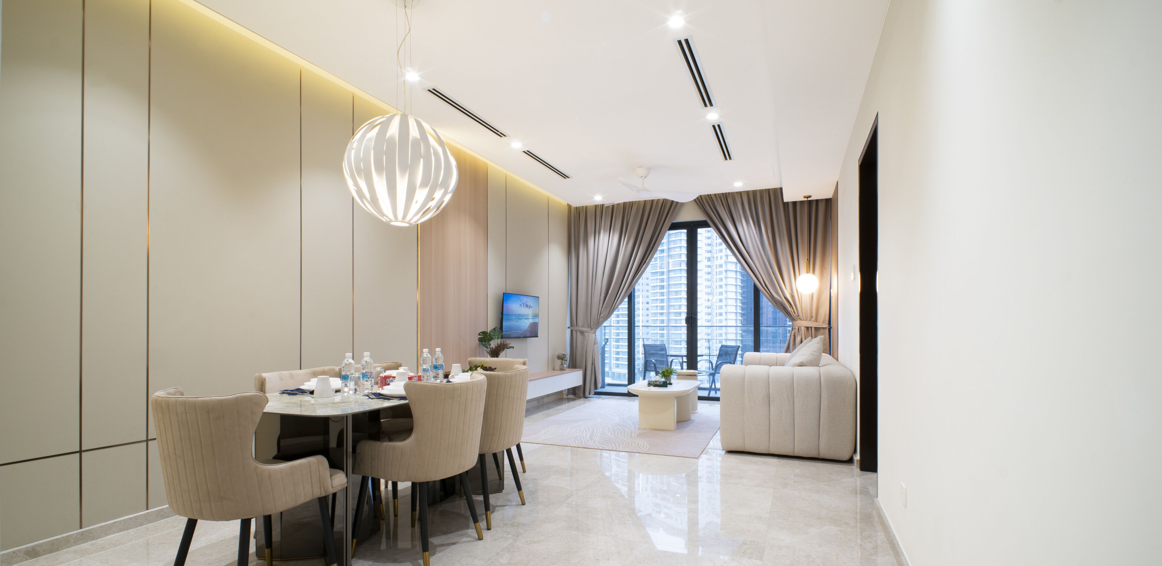 Luxury two bedroom apartment (Petronas Twin Towers View) | Area keluarga | Smart TV 43-inci dengan saluran TV digital, Netflix, dan Hulu