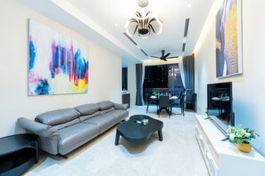 Luxury two bedroom apartment (Petronas Twin Towers View) | Wohnbereich | 43-Zoll-Smart-TV mit Digitalempfang, Netflix, Hulu