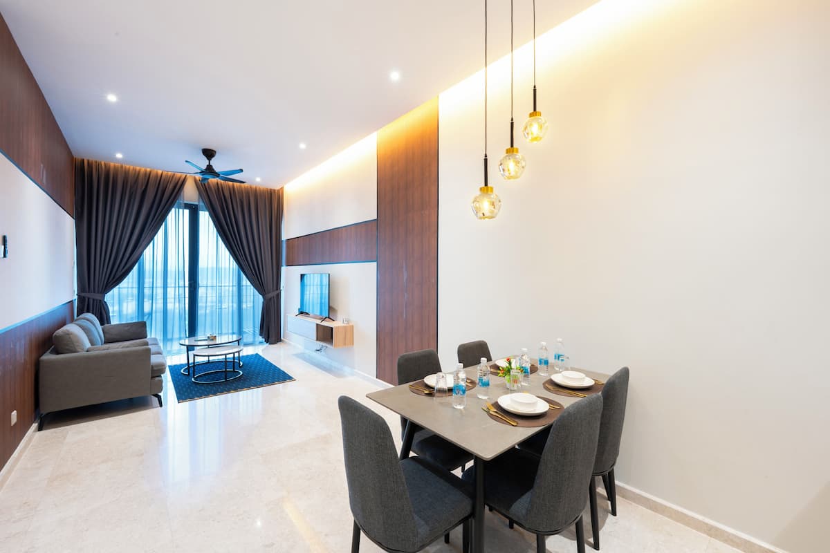 Premium two bedroom Apartment with Golf View | Área de estar | Smart TV 43 polegadas com canais digitais, Netflix, Hulu