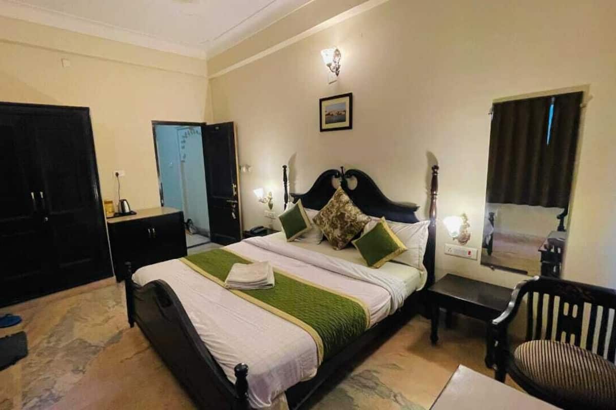 Desk, rollaway beds (surcharge), WiFi (free), bed sheets