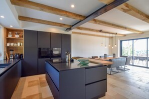 Geladeira, micro-ondas, fogão, cooktop