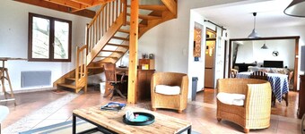 Maison en bord de mer avec jardin arboré à Groix
