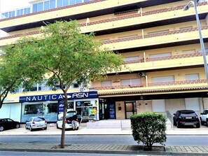 Un immeuble Ă plusieurs Ă©tages dont la devanture, bien visible, porte lâinscription « NAUTIC ASN ».
