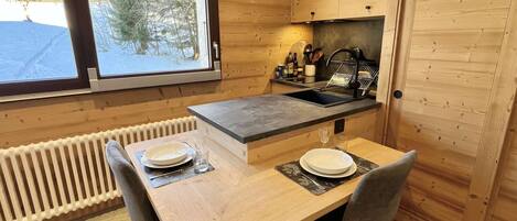 Kühlschrank, Ofen, Wasserkocher mit Kaffee-/Teezubehör