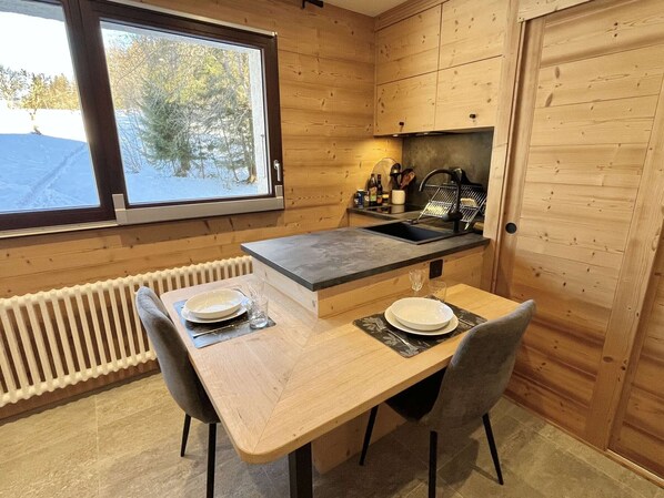 Kjøleskap, ovn og kaffetrakter/tekoker