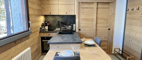 Frigorífico, horno y cafetera o tetera