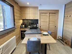 Kylskåp, ugn och kaffe- och tebryggare