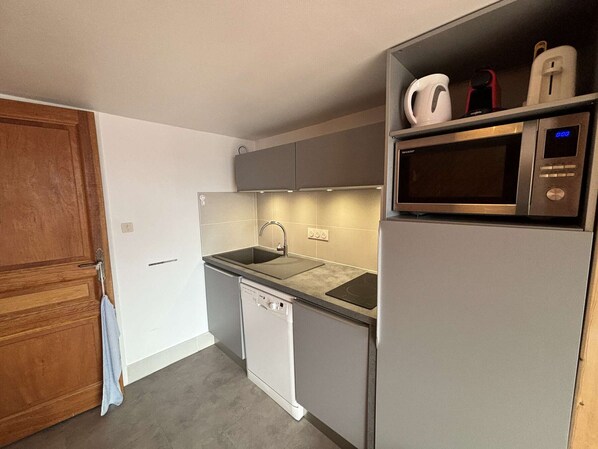 Kjøleskap, mikrobølgeovn, kokeplater og oppvaskmaskin