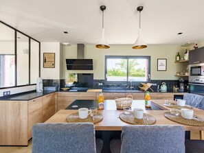 Refrigerador, placa de cocina, lavavajillas