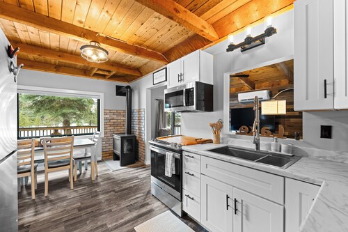 Blue Haven - Cabin by lake with AC & trailer parking