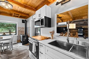 冷蔵庫、電子レンジ、オーブン、コンロ