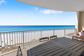 Outdoor dining - Ocean Villa 606 Huge Balcony, Beach VIP Beach Service Included. Exceptional (Panama City Beach)