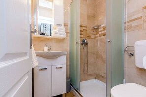 Douche, serviettes fournies, savon, papier toilette