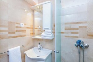 Douche, serviettes fournies, savon, papier toilette