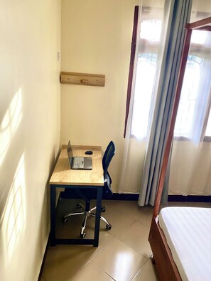 1 habitación, caja de seguridad en la habitación y escritorio