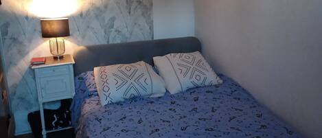 2 bedrooms, iron/ironing board, bed sheets