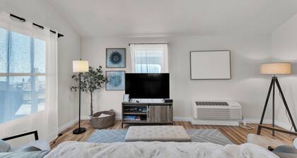 Houghton Lake Sunrise: Sleeps 5, Directly on Houghton Lake, Sister Cottage Next Door!