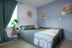 Escrivaninha, ferros/tábuas de passar roupa, berço de viagem