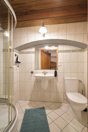 A bathroom with a shower, sink, and toilet. - Vincent Old Town Apartments (Wroclaw)