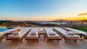 A rooftop pool area with sun loungers and a view of the sea and hills. - Akasya Tria in Kalkan Belediyesi (Kaş)