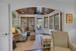 TV - 3B Fairways Retreat, Sleeps 8, w/ Golf Cart (Miramar Beach)
