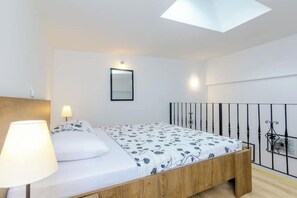 1 makuuhuone, työpöytä, Wi-Fi, vuodevaatteet