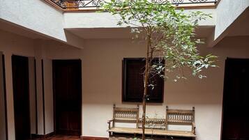 Habitació doble o amb dos llits individuals, no fumadors | Terrassa o pati