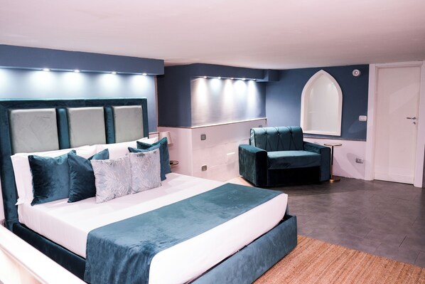 1 habitación, sistema de insonorización y tabla de planchar con plancha