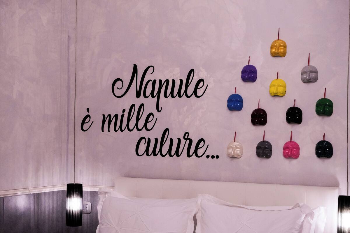 A wall with a phrase in French and a row of colorful objects.
