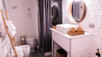 Superior-Maisonette, Hafenblick | Badezimmer | Haartrockner, Hausschuhe, Handtücher, Seife