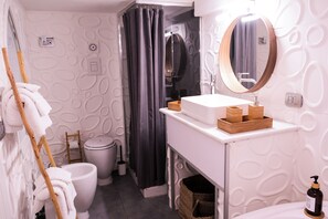 Superior Duplex, Harbor View | Bathroom | Hair dryer, slippers, towels, soap - A un passo dal Castello Maschio Angioino (Naples)