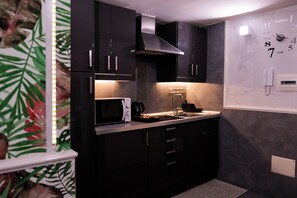 Refrigerador, placa de cocina, tetera/pava eléctrica