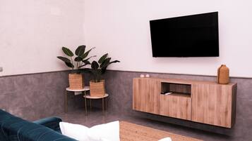 Superior-Maisonette, Hafenblick | Wohnbereich | Flachbildfernseher